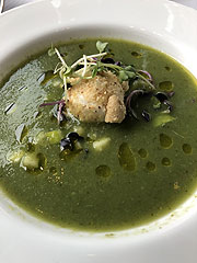 buffet Kull bar Rooftop Pop Up - Gazpacho verde mit einer Praliné de Chèvre (ªFoto: Martin Schmitz)